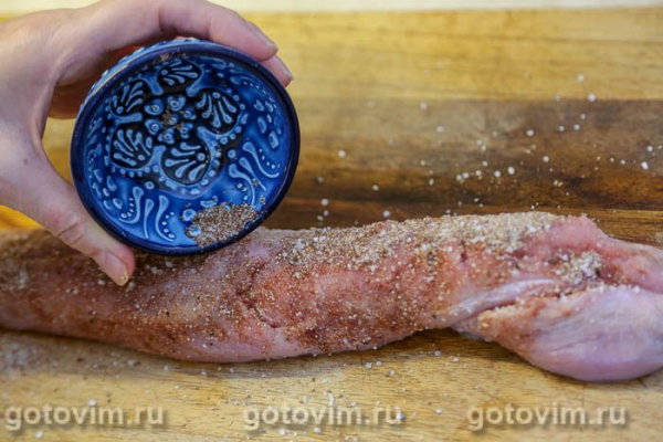 Свиная вырезка в тесте, запеченная со сладким перцем