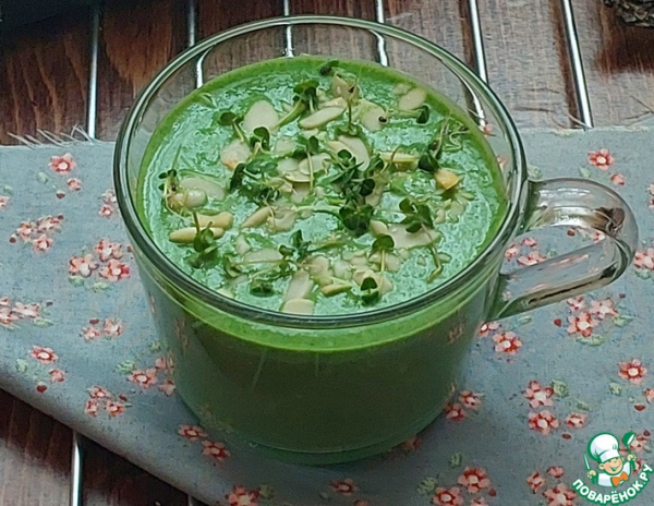 Шпинатный смузи с бананом и кефиром