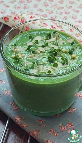 Шпинатный смузи с бананом и кефиром