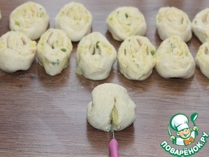 Слоеные пирожки с луком и картошкой Слоеные пирожки с луком и картошкой