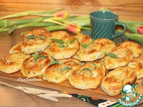 Слоеные пирожки с луком и картошкой Слоеные пирожки с луком и картошкой