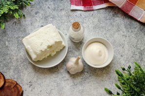 Творог с чесноком