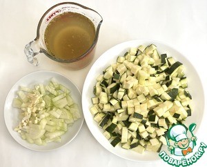 Холодный суп из цуккини и горошка