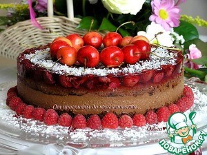 Шоколадный торт с ягодами
