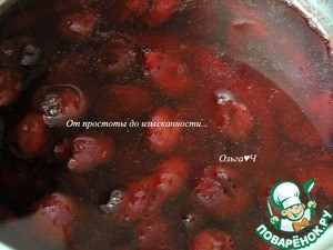 Шоколадный торт с ягодами