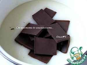 Шоколадный торт с ягодами