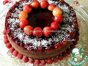 Шоколадный торт с ягодами
