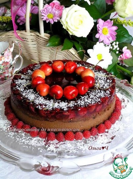 Шоколадный торт с ягодами