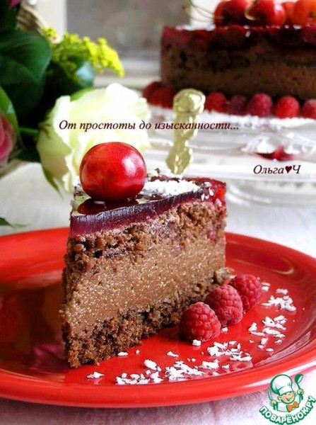 Шоколадный торт с ягодами