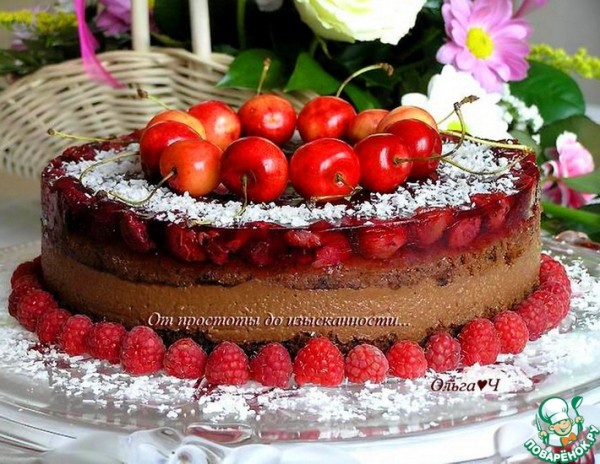 Шоколадный торт с ягодами