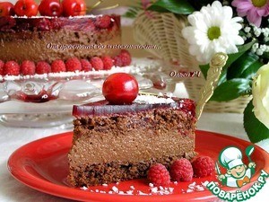 Шоколадный торт с ягодами