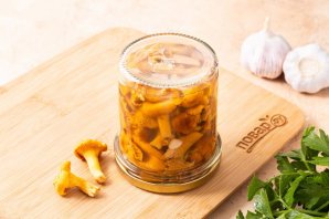 Маринованные лисички с чесноком Маринованные лисички с чесноком