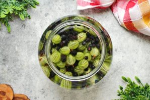 Настойка из черники с крыжовником на самогоне Настойка из черники с крыжовником на самогоне