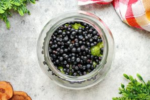 Настойка из черники с крыжовником на самогоне Настойка из черники с крыжовником на самогоне