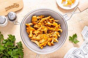 Маринованные лисички с чесноком Маринованные лисички с чесноком