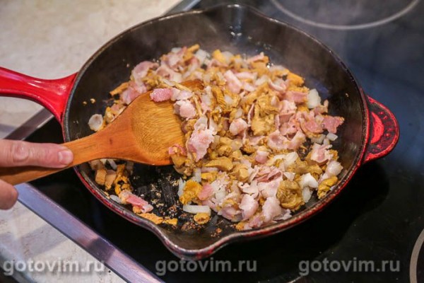 Заливной пирог с лисичками и беконом