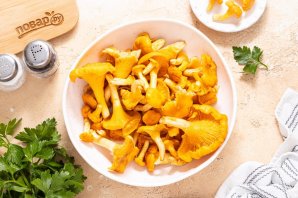 Маринованные лисички с чесноком Маринованные лисички с чесноком