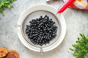 Настойка из черники с крыжовником на самогоне Настойка из черники с крыжовником на самогоне