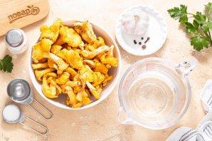 Маринованные лисички с чесноком Маринованные лисички с чесноком