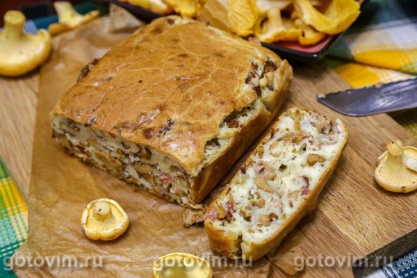 Заливной пирог с лисичками и беконом