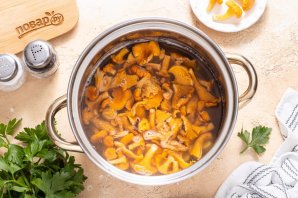 Маринованные лисички с чесноком Маринованные лисички с чесноком