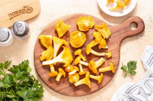 Маринованные лисички с чесноком Маринованные лисички с чесноком