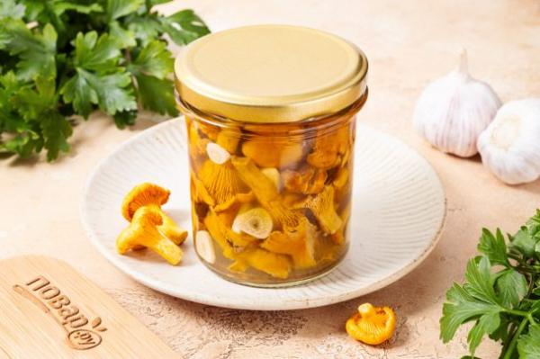 Маринованные лисички с чесноком Маринованные лисички с чесноком