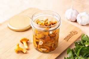 Маринованные лисички с чесноком Маринованные лисички с чесноком