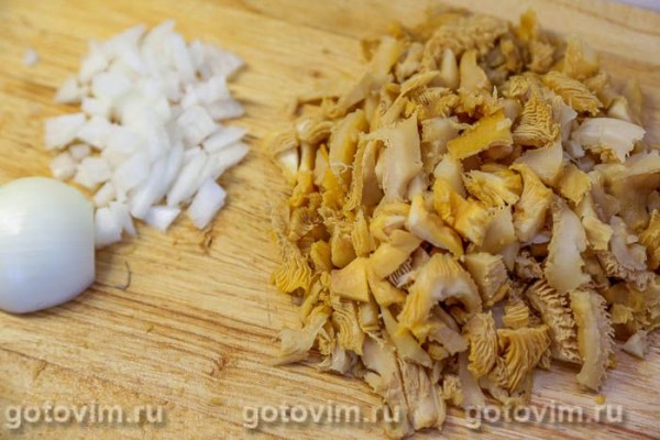 Заливной пирог с лисичками и беконом