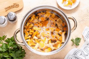 Маринованные лисички с чесноком Маринованные лисички с чесноком