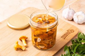 Маринованные лисички с чесноком Маринованные лисички с чесноком