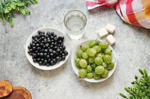 Настойка из черники с крыжовником на самогоне Настойка из черники с крыжовником на самогоне