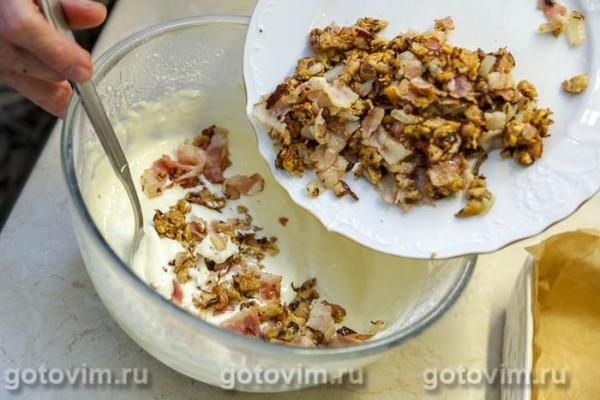 Заливной пирог с лисичками и беконом