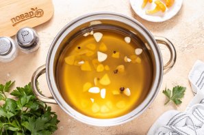 Маринованные лисички с чесноком Маринованные лисички с чесноком