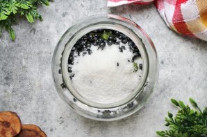 Настойка из черники с крыжовником на самогоне Настойка из черники с крыжовником на самогоне