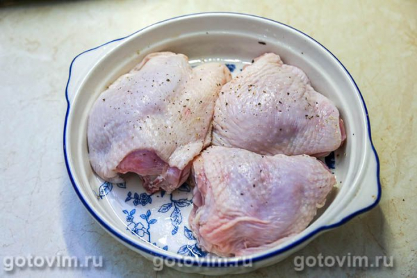 Куриные бедра с сырным соусом горгонзола и грецкими орехами Куриные бедра с сырным соусом горгонзола и грецкими орехами