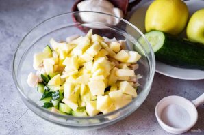 Салат с кальмаром, яблоком и огурцом Салат с кальмаром, яблоком и огурцом