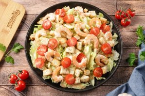 Салат "Цезарь" с креветками классический простой