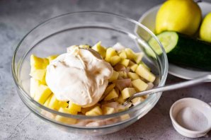 Салат с кальмаром, яблоком и огурцом Салат с кальмаром, яблоком и огурцом