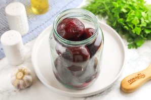 Маринованная свекла на зиму в банках целиком Маринованная свекла на зиму в банках целиком