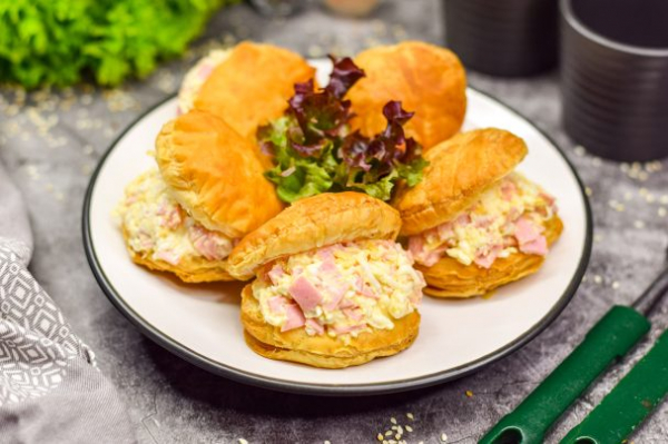 Закуска «Ракушки» из слоеного теста с начинкой Закуска «Ракушки» из слоеного теста с начинкой