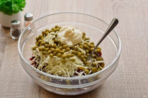 Салат "Виолетта" со свеклой и солеными огурцами