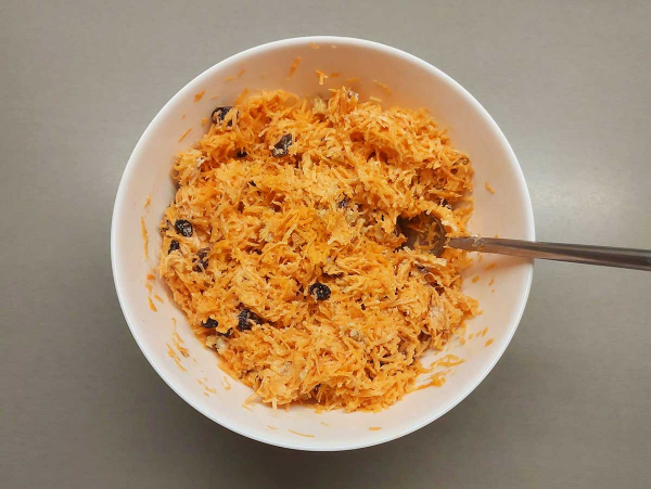 Салат из моркови с изюмом и орехами