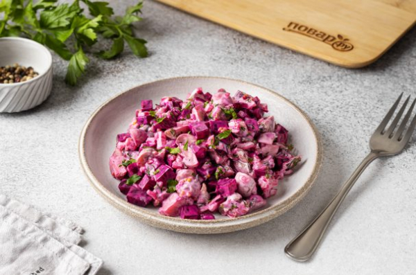 Салат со свеклой и маринованным луком Салат со свеклой и маринованным луком