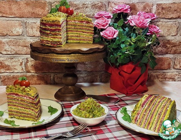 Блинный цветной торт с острым соусом Блинный цветной торт с острым соусом