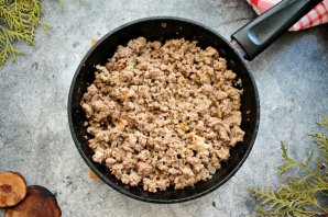 Пирожки жареные во фритюре с мясом Пирожки жареные во фритюре с мясом