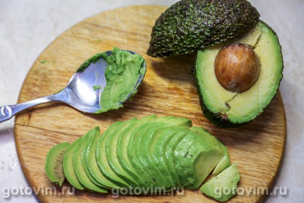 Салат из черной чечевицы с авокадо, помидорами и зеленью Салат из черной чечевицы с авокадо, помидорами и зеленью