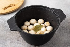 Салат со свеклой и маринованным луком Салат со свеклой и маринованным луком