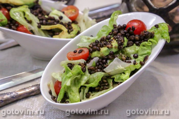 Салат из черной чечевицы с авокадо, помидорами и зеленью Салат из черной чечевицы с авокадо, помидорами и зеленью