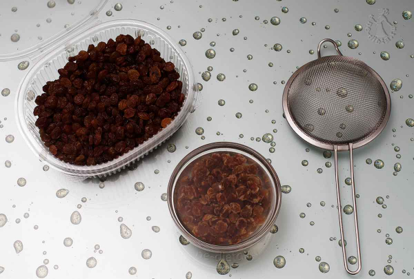 Салат из моркови с изюмом и орехами